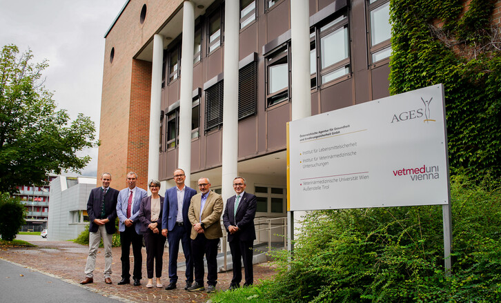 PD Dr. Johannes Lorenz Khol, Vizerektor Univ.-Prof. Dr. Jürgen Rehage, Rektorin Univ.-Prof. Dr. Petra Winter (Vetmeduni), Dr. Thomas Kickinger, Dr. Michael Dünser, Dr. Anton Reinl (AGES) vor der Vetmed