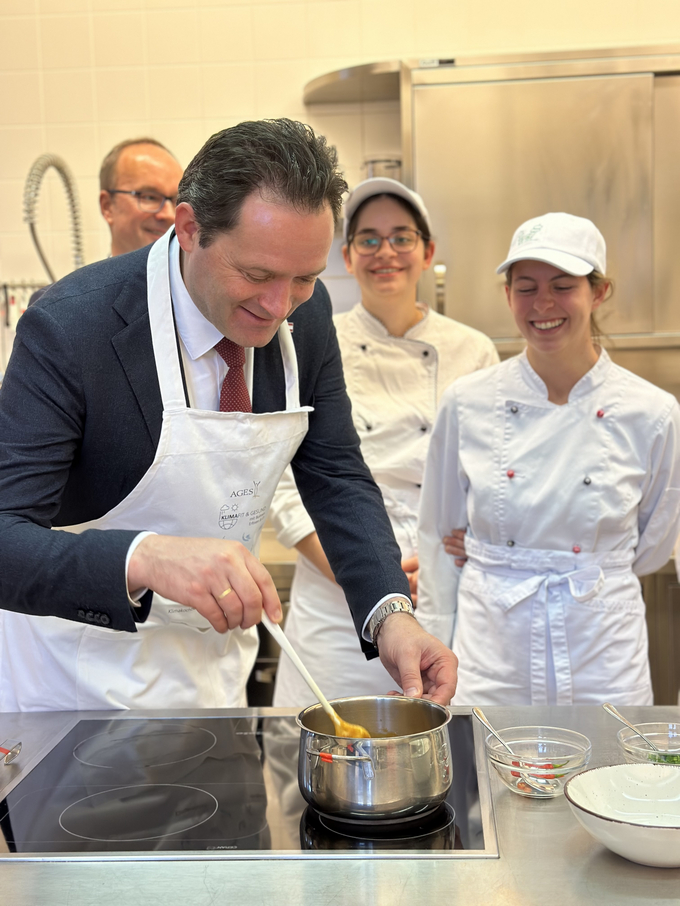 BM Totschnig rührt bei der Verkostung in einem Topf um (Enlarges Image in Dialog Window)