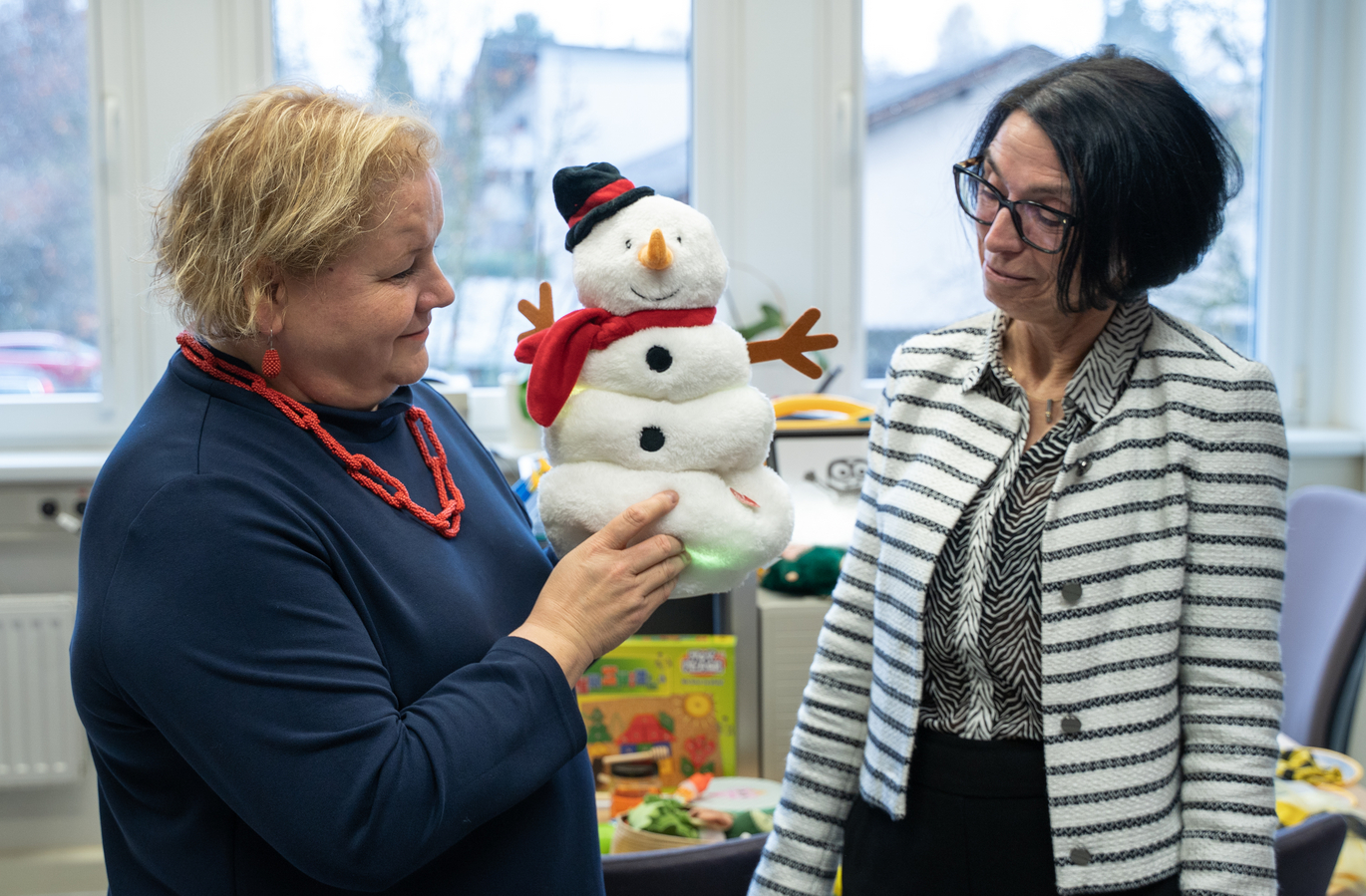 Foto von Bundesministerin Korinna Schuhmann und AGES-Spielzeugexpertin Daniela Schachner im Spielzeug-Kontroll-Labor (Vergrößert das Bild in einem Dialog Fenster)