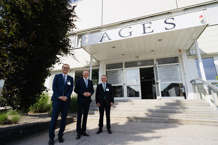 v. Li.: AGES Geschäftsführer Thomas Kickinger, Landeshauptmann Thomas Stelzer, AGES Geschäftsführer Anton Reinl (Enlarges Image in Dialog Window)