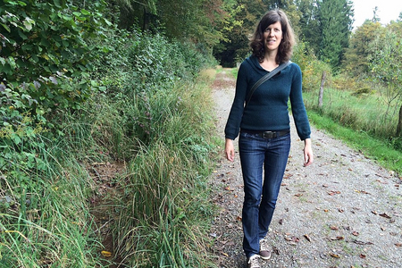 Auf der Waldstraße besteht keine Zeckenstichgefahr. Meiden Sie Gebüsche, Dickicht und hohes Gras.