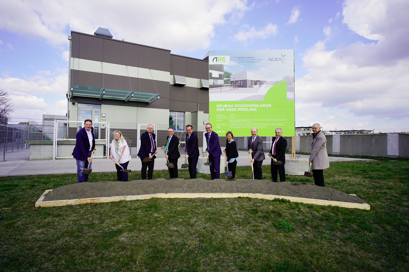 v.l.n.r.: Florian Fellinger, Gruppenleiter Verbrauchergesundheit und Veterinärwesen, BMSGPK; Wendy Shell, Bio Risk-Officer, AGES; Hans Stefan Hintner, Bürgermeister Stadtgemeinde Mödling; Anton Reinl, Geschäftsführer AGES; Wolfgang Gleissner, Geschäftsführer Austrian Real Estate (ARE); Thomas Kickinger, Geschäftsführer AGES; Sigrid Kiermayr, Abteilungsleiterin für übertragbare Erkrankungen und Seuchenbekämpfung, BMSGPK; Peter Kranner, Stabstellenleiter und AGES Eigentümervertreter, BMSGPK; Friedrich Schmoll, Leiter Geschäftsfeld Tiergesundheit, AGES; Hermann Schildorfer, Biosicherheit und Referenzlabor Koordination, AGES (Enlarges Image in Dialog Window)