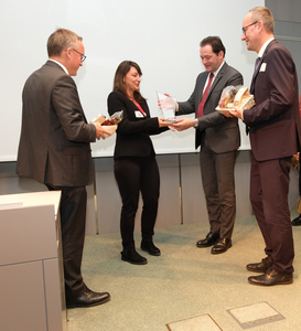 Kategorie Umwelt: Anton Reinl (AGES), Magdalena Geinzer (Marktgemeinde Hollabrunn), Landwirtschaftsminister Norbert Totschnig, Thomas Kickinger (AGES)  (Enlarges Image in Dialog Window)
