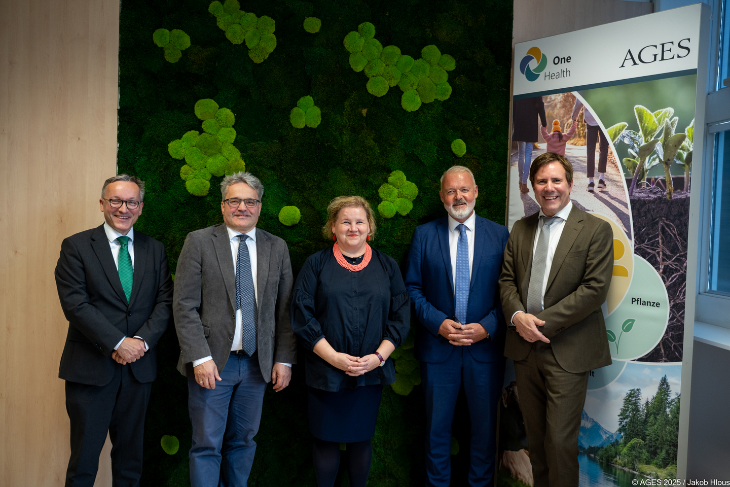 Foto, zeigt Anton Reinl (Geschäftsführer AGES), Johannes Fankhauser (Landwirtschaftsministerium), Gesundheitsministerin Korinna Schuhmann, EFSA-Direktor Nikolaus Kriz, Johannes Pleiner-Duxneuner (Geschäftsführer AGES)