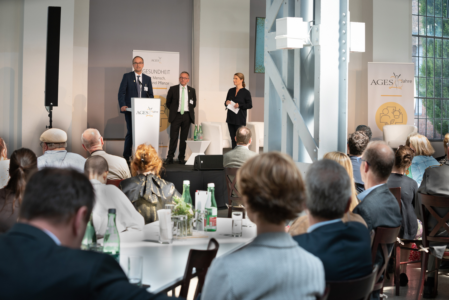 AGES-Geschäftsführer Thomas Kickinger und Anton Reinl, Moderatorin Barbara Stöckl