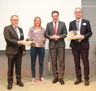 Kategorie Pflanze: Anton Reinl (AGES), Svenja Bomers (AGES), Landwirtschaftsminister Norbert Totschnig, Thomas Kickinger(AGES) (Enlarges Image in Dialog Window)