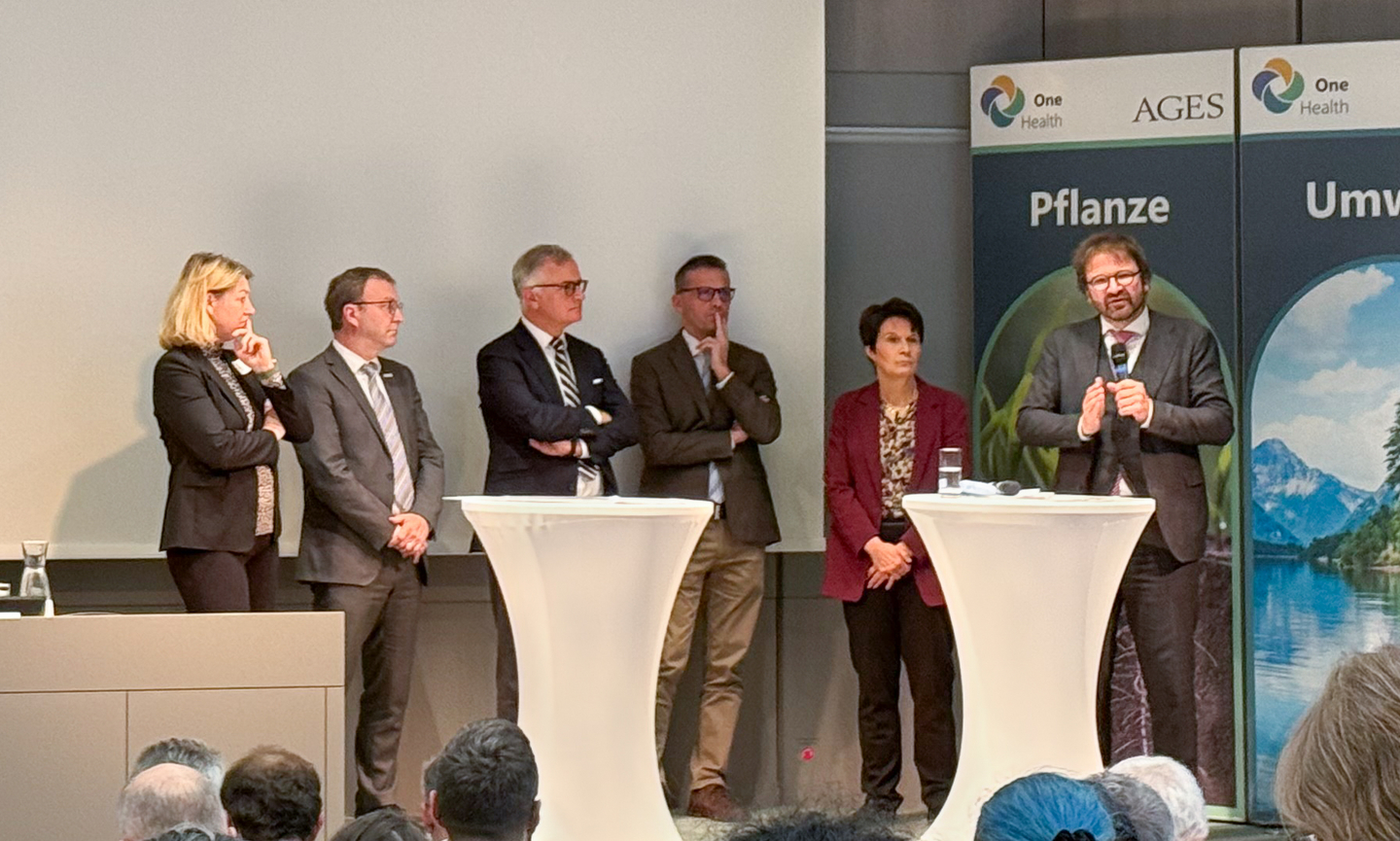 Foto der Podiumsdiskussion mit Verena Ehold (Geschäftsführerin Umweltbundesamt), Andreas Schaffhauser (Geschäftsführer Geosphere Austria), Markus Müller (Rektor Medizinische Universität Wien), Matthias Gauly (Rektor Veterinärmedizinische Universität Wien), Eva Schulev-Steindl (Rektorin Universität für Bodenkultur), Herwig Ostermann (Geschäftsführer Gesundheit Österreich GmbH​ - GÖG)