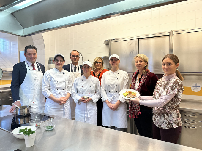 Gruppenfoto (Enlarges Image in Dialog Window)