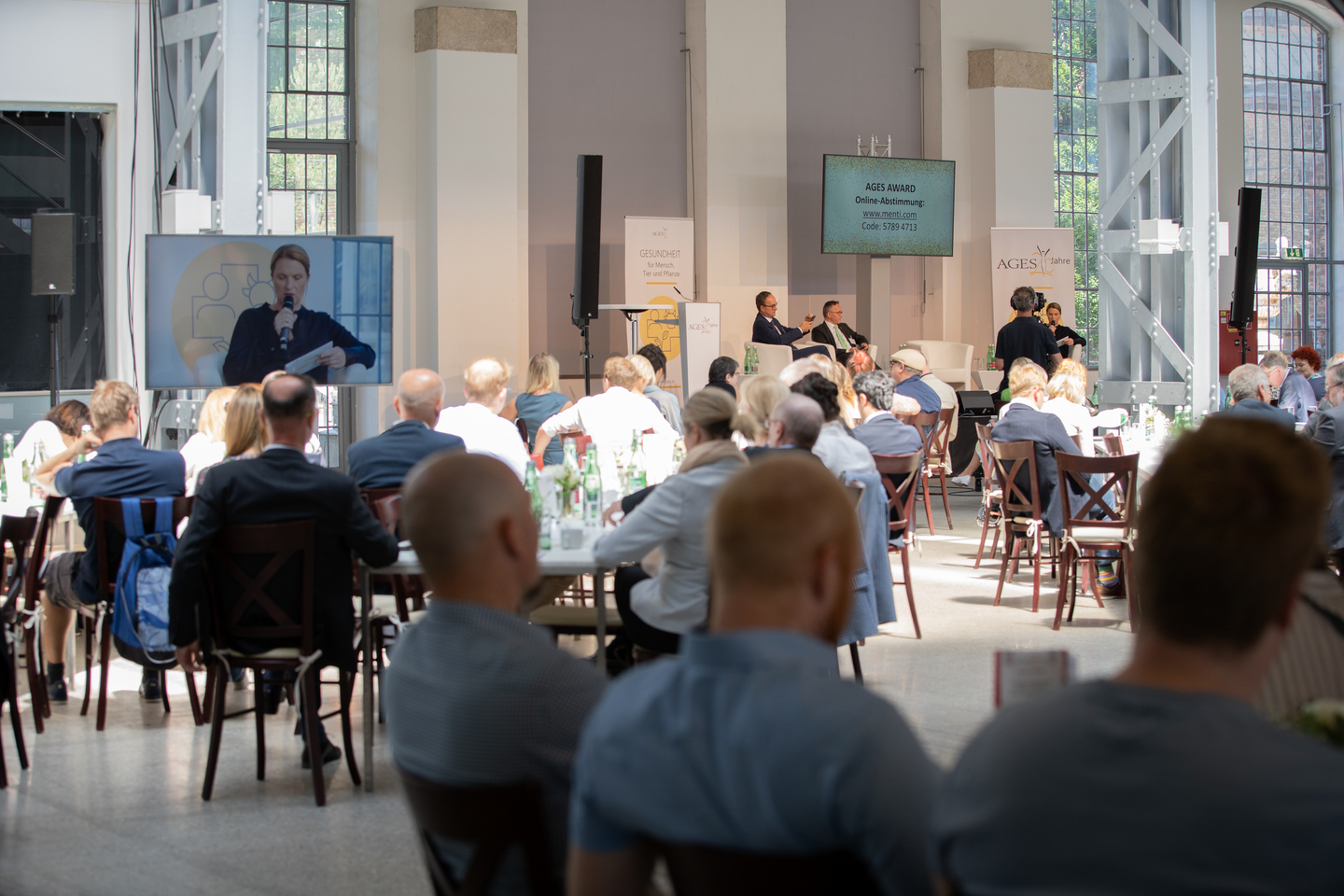 viele Menschen vor Bühne