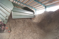 © AGES/Gansberger, Mayr Sida chopped material during dumping in the storage hall (large cubatures, low bulk density).