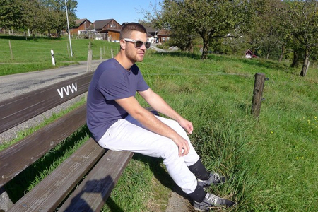 © App "Tick Ticks lurk in the tall grass for the next blood meal. Therefore, do not sit directly in the tall grass when having a picnic.